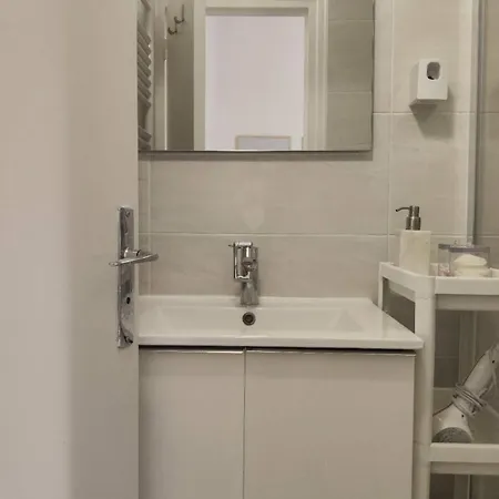 New Charming Comfortable In 10-near Metro דירה