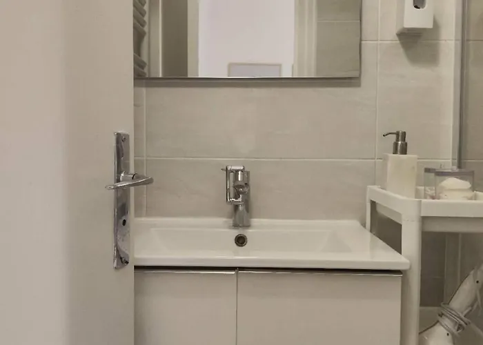 New Charming Comfortable In 10-near Metro Lejlighed